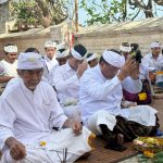 Sekda Kota Denpasar, Ida Bagus Alit Wiradana saat melaksanakan bhakti Pujawali di Pura Luhur Uluwatu, Badung pada Anggarakasih Medangsia, Selasa (15/10).