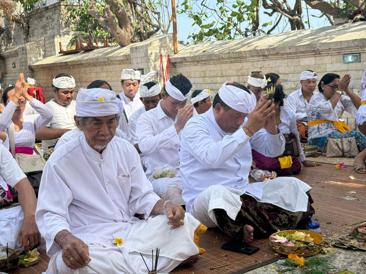 Sekda Kota Denpasar, Ida Bagus Alit Wiradana saat melaksanakan bhakti Pujawali di Pura Luhur Uluwatu, Badung pada Anggarakasih Medangsia, Selasa (15/10).