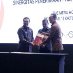 Pj. Sekda Badung IB. Surya Suamba menandatangani perjanjian kerja sama antara Pemerintah Provinsi Bali dan Pemerintah Kabupaten/Kota di Hotel The Meru Sanur, Sanur Kaja, Denpasar, Selasa (15/10).