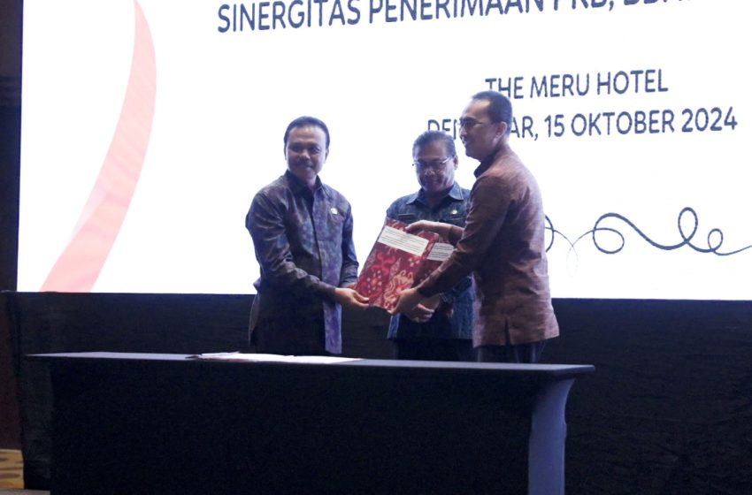Pj. Sekda Badung IB. Surya Suamba menandatangani perjanjian kerja sama antara Pemerintah Provinsi Bali dan Pemerintah Kabupaten/Kota di Hotel The Meru Sanur, Sanur Kaja, Denpasar, Selasa (15/10).
