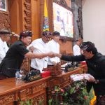 Pjs. Walikota Denpasar, I Dewa Gede Mahendra Putra saat menyampaikan Rancangan Peraturan Daerah (Ranperda) tentang Anggaran Pendapatan dan Belanja Daerah (APBD) Kota Denpasar Tahun Anggaran 2025 pada Sidang Paripurna DPRD Kota Denpasar yang dipimpin Ketua Sementara DPRD Kota Denpasar, I Gusti Ngurah Gede bersama Wakil Ketua Sementara, Ida Bagus Yoga Adi Putra di Gedung DPRD Kota Denpasar, Jumat (310).