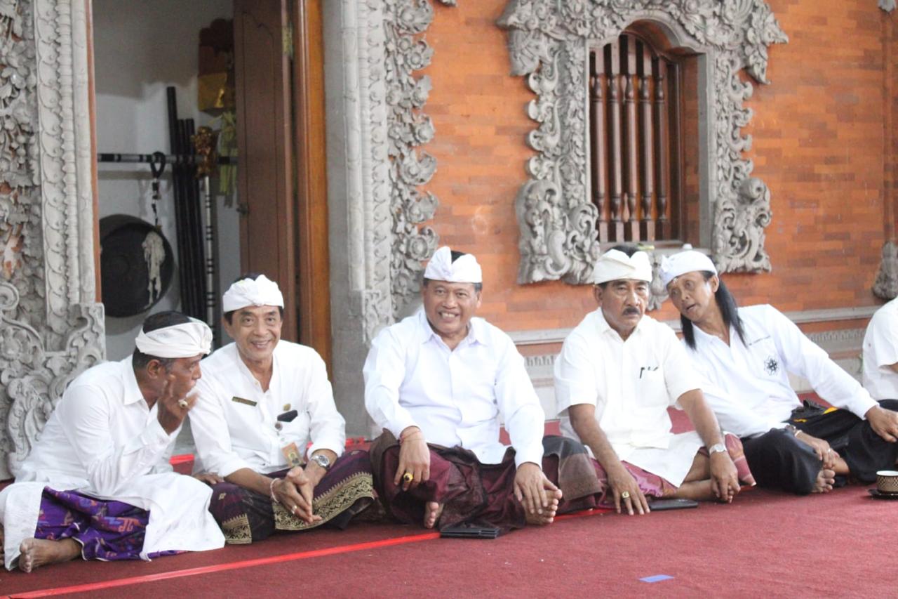 Sekda Alit Wiradana Hadiri Upacara Ngeratep Karya di Banjar Tampak Gangsul