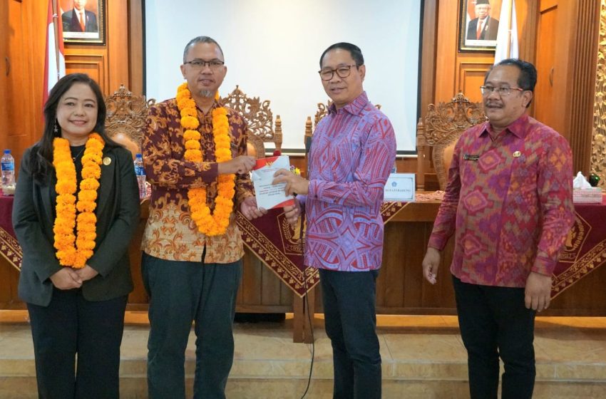 Plt. Bupati Badung, Ketut Suiasa saat menghadiri Visitasi Komisi Informasi di Ruang Graha Sabha, Kantor Perbekel Kutuh, Kecamatan Kuta Selatan, Badung, Jumat (18/10).