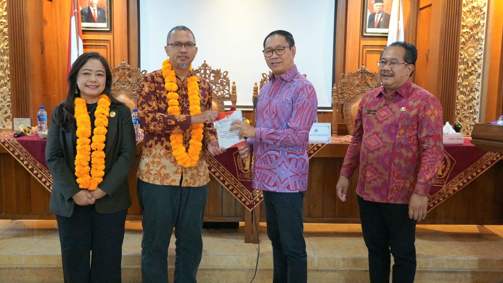 Plt. Bupati Badung, Ketut Suiasa saat menghadiri Visitasi Komisi Informasi di Ruang Graha Sabha, Kantor Perbekel Kutuh, Kecamatan Kuta Selatan, Badung, Jumat (18/10).