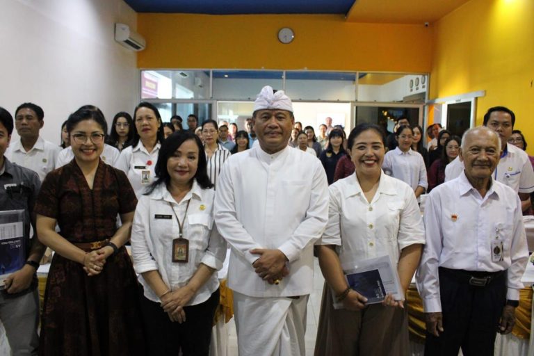 Sekda Kota Denpasar, IB. Alit Wiradana saat menyerahkan materi kepada peserta Bimbingan Teknis (Bimtek) Penyusunan Program Pelatihan untuk Lembaga Pelatihan Kerja Swasta (LPKS) di LPKS Queen International pada Rabu, (23/10)