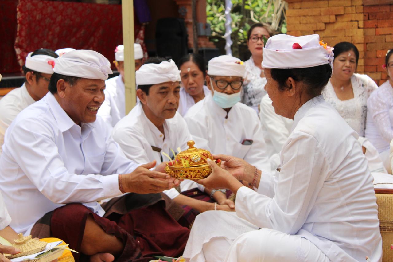 Sekretaris Daerah Kota Denpasar, IB Alit Wiradana saat menyerahkan punia serangkaian Pujawali Petirtan Ida Betara di Pura Dalem Bugbugan Ulun Danu Dam Oongan bertepatan dengan Purnama Sasih Kapat, Kamis (17/10).