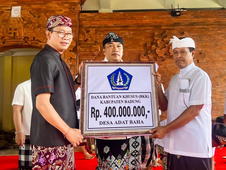 Plt. Bupati Ketut Suiasa menghadiri Upacara Atma Wedana Kinembulan, Desa Adat Baha, Desa Baha, Kecamatan Mengwi, Badung di Wantilan Pura Dalem Desa Adat Baha, Selasa (12/11).