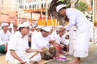 Pelaksanaan Bakthi Penganyar rangkaian Karya Padudusan Agung lan Ngenteg Linggih di Pura Agung Jagatnatha Kota Denpasar, Selasa (19/11)