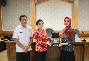 Pj. Ketua DWP Badung Nyonya Oliviana Surya Suamba menerima kunjungan kerja dari DWP Kota Tangerang Selatan di Sekretariat DWP, Balai Budaya Giri Nata Mandala, Puspem Badung, Rabu (13/11).