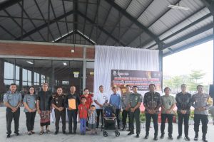 Plt. Bupati Badung I Ketut Suiasa menghadiri Pemusnahan Barang Bukti Tindak Pidana Umum sekaligus Penyerahan Penetapan Perwalian kepada Ketua Yayasan Anak-Anak Bali di Gedung Pemulihan Aset Kejaksaan Negeri Badung, Selasa (12/11).