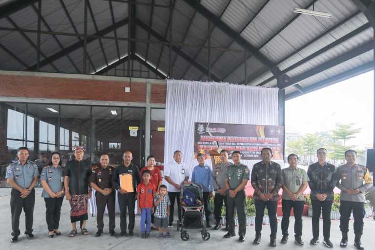 Plt. Bupati Badung I Ketut Suiasa menghadiri Pemusnahan Barang Bukti Tindak Pidana Umum sekaligus Penyerahan Penetapan Perwalian kepada Ketua Yayasan Anak-Anak Bali di Gedung Pemulihan Aset Kejaksaan Negeri Badung, Selasa (12/11).