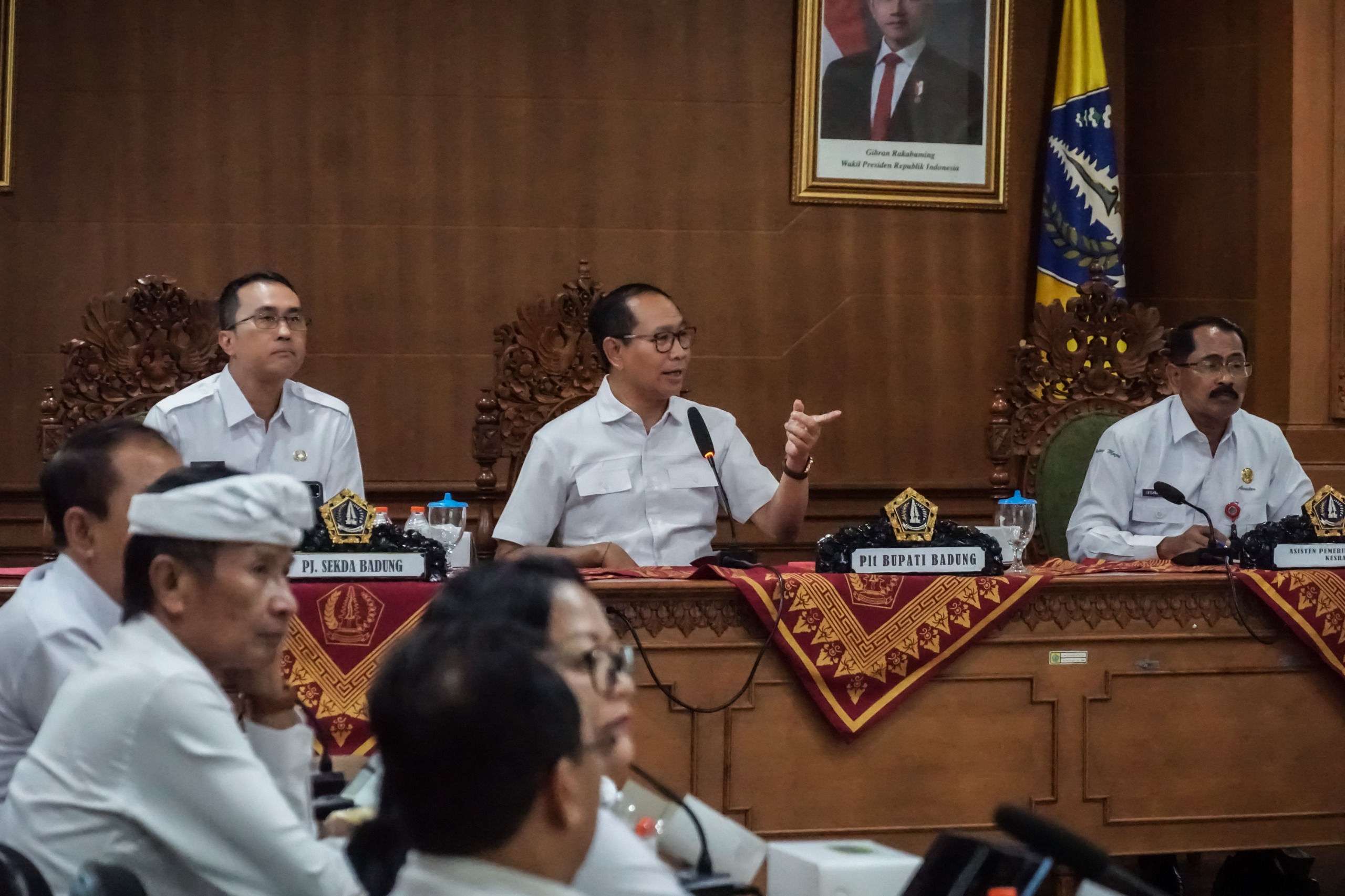 Plt. Bupati Badung I Ketut Suiasa didampingi Pj. Sekda IB. Surya Suamba memimpin rapat persiapan dalam rangka Syukuran HUT Mangupura Ke-15, y di ruang Kriya Gosana Puspem Badung, Rabu (13/11).