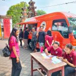 Suasana Pelayanan Perijinan Keliling di Kawasan Pasar Burung Satria, Desa Dangin Puri Kauh pada Selasa (1211).