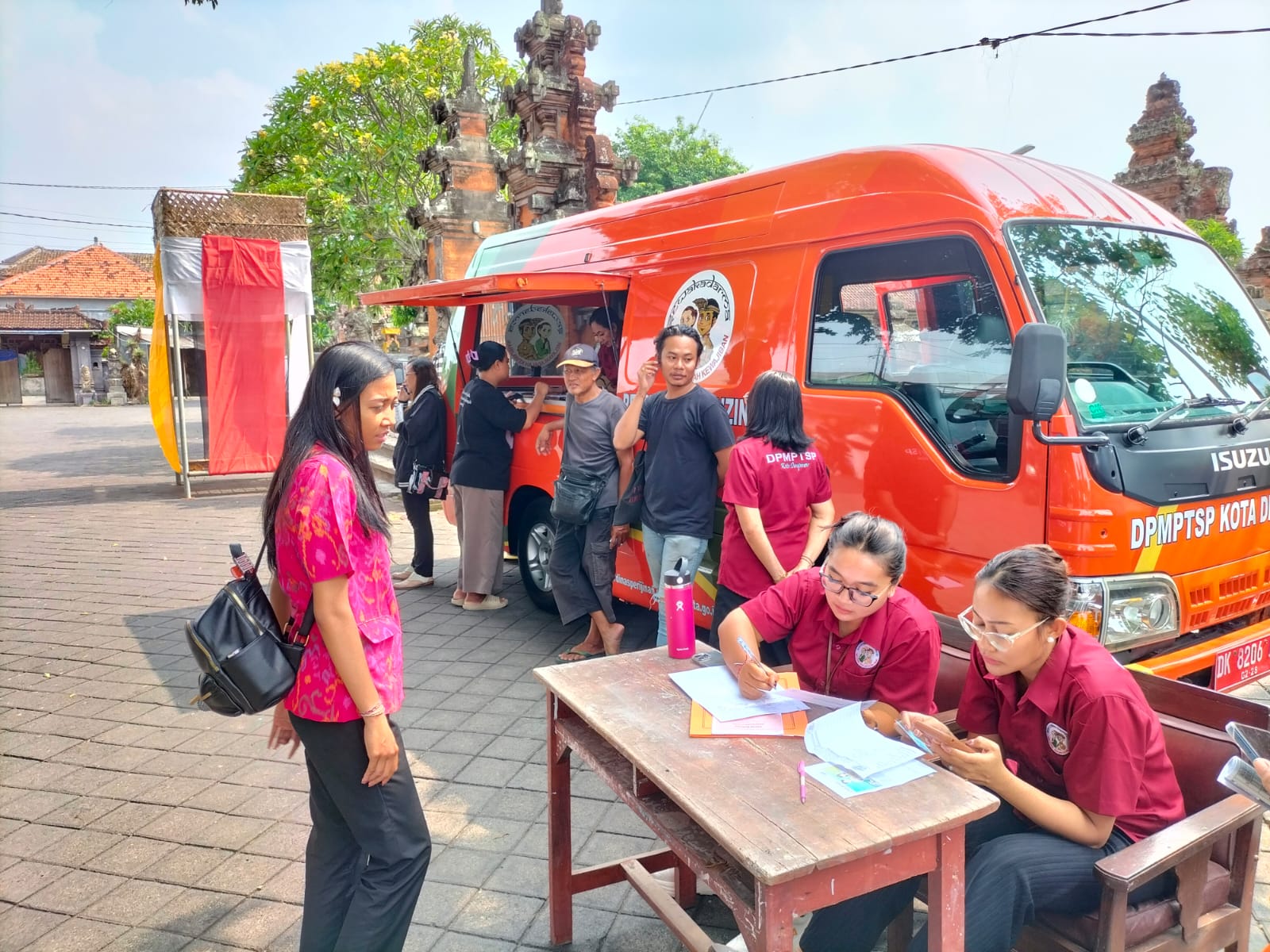 Suasana Pelayanan Perijinan Keliling di Kawasan Pasar Burung Satria, Desa Dangin Puri Kauh pada Selasa (1211).