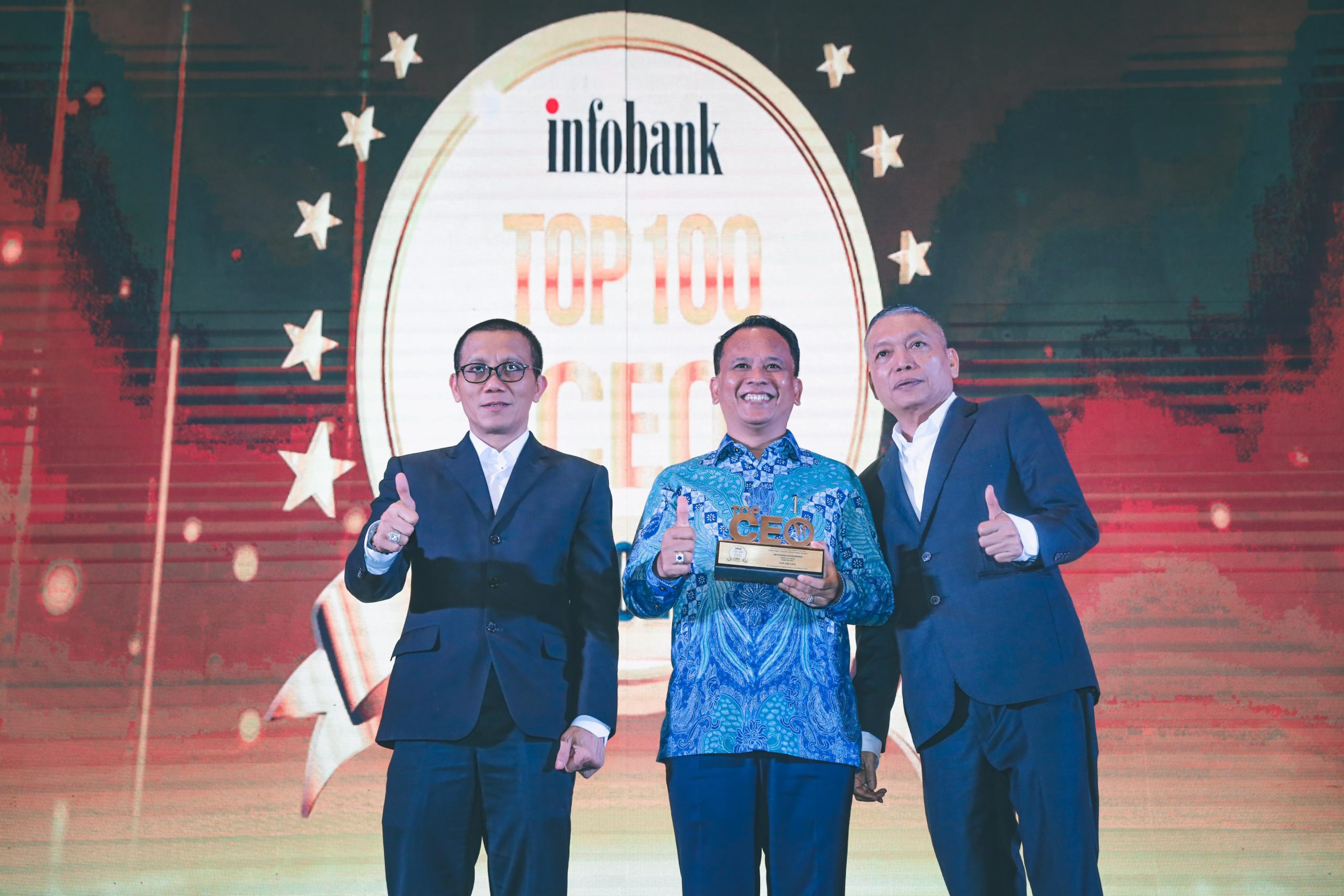 Direktur Utama Bank BPD Bali, I Nyoman Sudharma, meraih penghargaan bergengsi sebagai salah satu TOP 100 CEO 2024 dalam ajang “Top 100 CEO & The 200 Leader Future Forum 2024” yang diselenggarakan oleh Infobank Media Group. Acara penghargaan ini berlangsung meriah di Jakarta dan dihadiri oleh sejumlah tokoh penting dari dunia perbankan, bisnis, dan pemerintahan. Penghargaan ini merupakan bentuk apresiasi kepada para CEO yang berhasil menunjukkan dedikasi dan kepemimpinan luar biasa dalam mengelola institusinya. I Nyoman Sudharma dinilai mampu membawa Bank BPD Bali menjadi lembaga keuangan yang berperan aktif dalam mendukung perekonomian nasional, khususnya di Bali. “Penghargaan ini bukan hanya milik saya, tetapi juga seluruh tim di Bank BPD Bali yang telah bekerja keras dengan semangat kolaborasi dan inovasi. Hal ini juga tak lepas dari dukungan para pemegang saham serta kepercayaan masyarakat. Kami berkomitmen untuk terus memberikan kontribusi nyata bagi perekonomian daerah dan nasional,” ujar Sudharma usai menerima penghargaan. Sudharma juga menyampaikan bahwa penghargaan ini menjadi motivasi bagi Bank BPD Bali untuk terus meningkatkan kualitas layanan dan beradaptasi dengan perkembangan zaman. “Kami berkomitmen untuk terus berinovasi, memperkuat hubungan dengan masyarakat, serta mendukung pertumbuhan ekonomi yang inklusif dan berkelanjutan,” tegasnya. Dengan penghargaan ini, Bank BPD Bali kembali membuktikan kapasitasnya sebagai lembaga keuangan daerah yang kompetitif di tingkat nasional, sekaligus memperkuat posisinya sebagai mitra terpercaya bagi pembangunan ekonomi Bali dan Indonesia. Ini adalah langkah awal untuk terus bergerak maju, imbuh Sudharma Di bawah kepemimpinan I Nyoman Sudharma, Bank BPD Bali terus mencatat pertumbuhan positif. Lembaga keuangan daerah ini dikenal sebagai pilar penting dalam mendukung pembangunan ekonomi Bali melalui pembiayaan sektor produktif, pemberdayaan UMKM, dan pelayanan keuangan berbasis digital. Sudharma telah mendorong berbagai inovasi, termasuk digitalisasi layanan perbankan untuk meningkatkan inklusi keuangan di daerah-daerah terpencil. Upaya ini sejalan dengan program pemerintah untuk mempercepat transformasi digital di sektor perbankan. Penghargaan TOP 100 CEO yang diterima Sudharma menempatkannya sejajar dengan para pemimpin perusahaan besar lainnya di Indonesia. Hal ini juga menjadi pengakuan atas kontribusi Bank BPD Bali dalam mendukung stabilitas dan pertumbuhan ekonomi, terutama di tengah tantangan global. Direktur Infobank Media Group, Eko B. Supriyanto, dalam sambutannya menyampaikan bahwa penghargaan ini diberikan kepada para pemimpin yang tidak hanya sukses memajukan perusahaannya tetapi juga mampu menciptakan dampak positif bagi masyarakat luas. “Para CEO yang masuk dalam daftar TOP 100 adalah mereka yang memiliki visi besar, integritas, dan keberanian untuk mengambil langkah strategis. I Nyoman Sudharma adalah salah satu contoh pemimpin yang berhasil menggerakkan institusinya menjadi motor penggerak ekonomi daerah,” kata Eko.