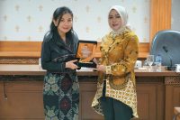 Plt. Ketua DWP. Kabupaten Badung Nyonya Oliviana Surya Suamba menerima kunjungan kerja DWP Kabupaten Bandung Barat di Sekretariat DWP, Balai Budaya Giri Nata Mandala, Puspem Badung, Senin (9/12).