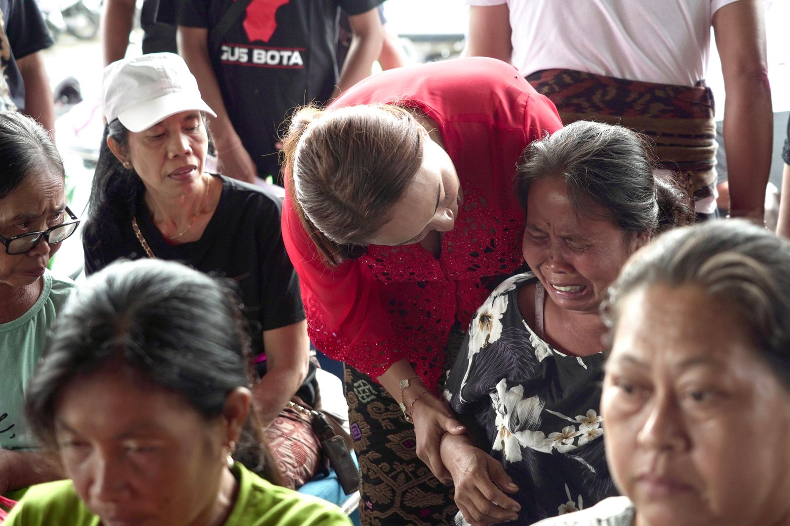 Putu Yunita Oktarini, mengadakan bakti sosial di wantilan Pura Ntegana, Desa Darmasaba, Kecamatan Abiansemal, Badung 