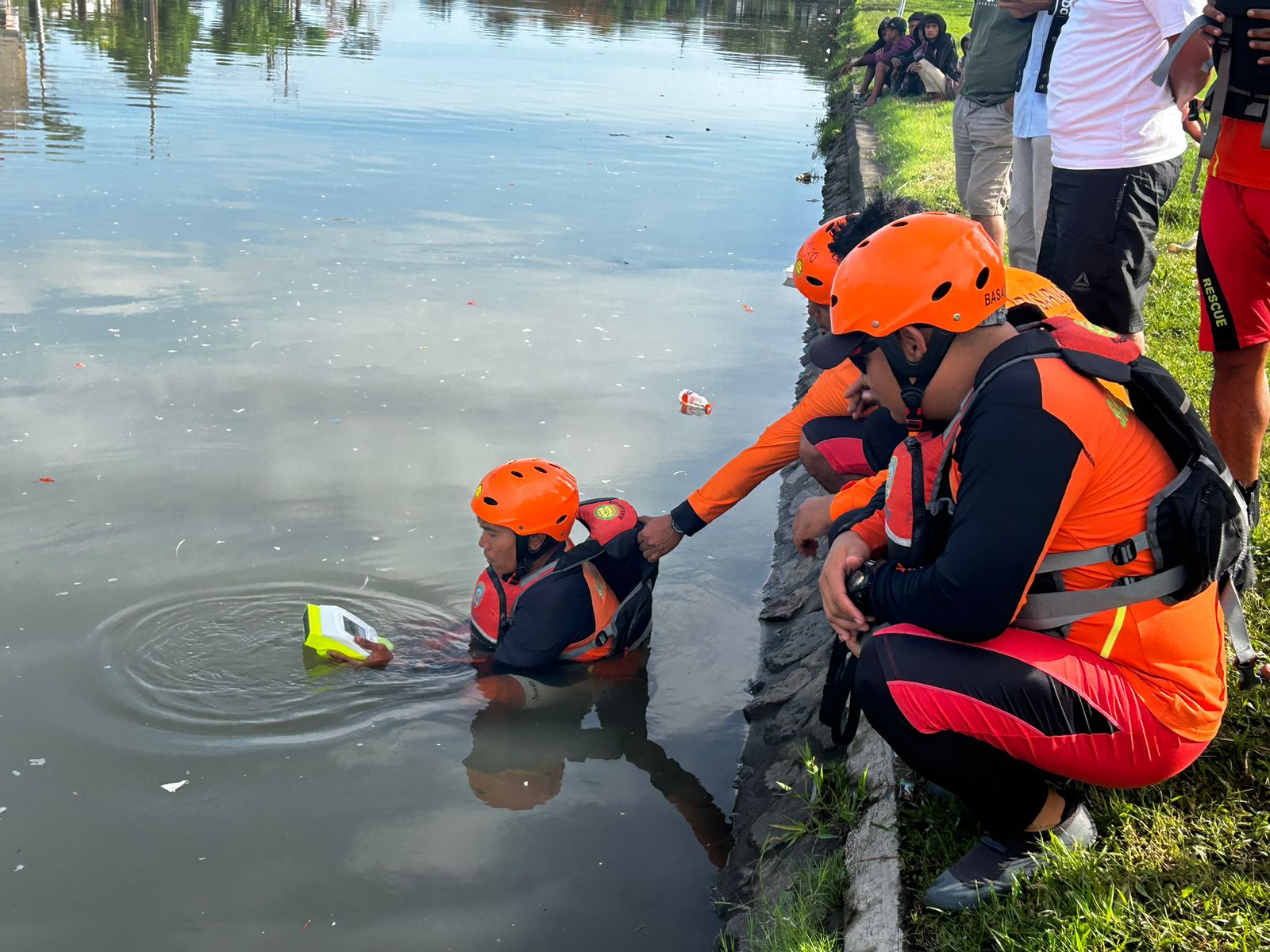 Tim SAR Cari 1 Orang Jatuh di Aliran Sungai Taman Pancing