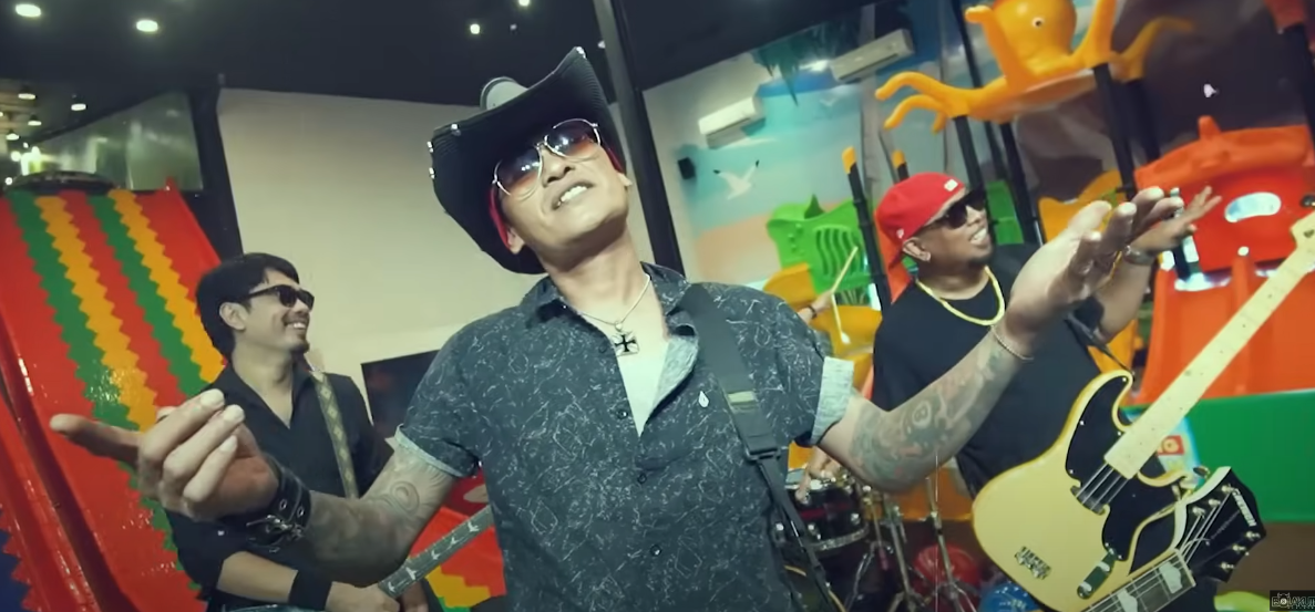 foto video klip lolot dalam lagu swasti wanti warsa