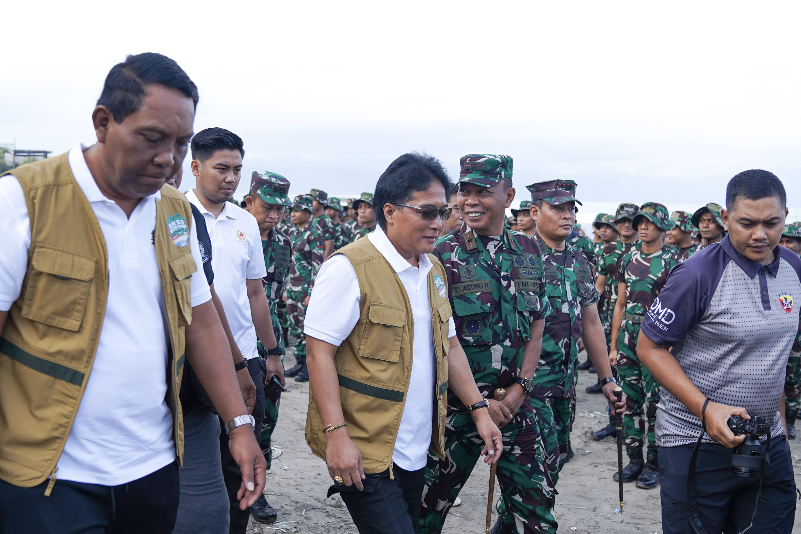 Bupati Nyoman Giri Prasta dan Pj. Sekda Surya Suamba menghadiri acara Aksi Bersih Sampah Laut yang diselenggarakan oleh Kementerian Lingkungan Hidup/Badan Pengendalian Lingkungan Hidup RI, di Shelter Kebencanaan Baruna, Pantai Kuta, Sabtu (4/1).