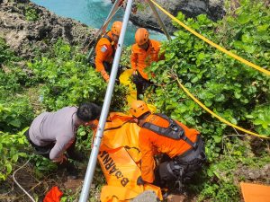 Evakuasi Jenazah di Bawah Tebing Pura Luhur Uluwatu