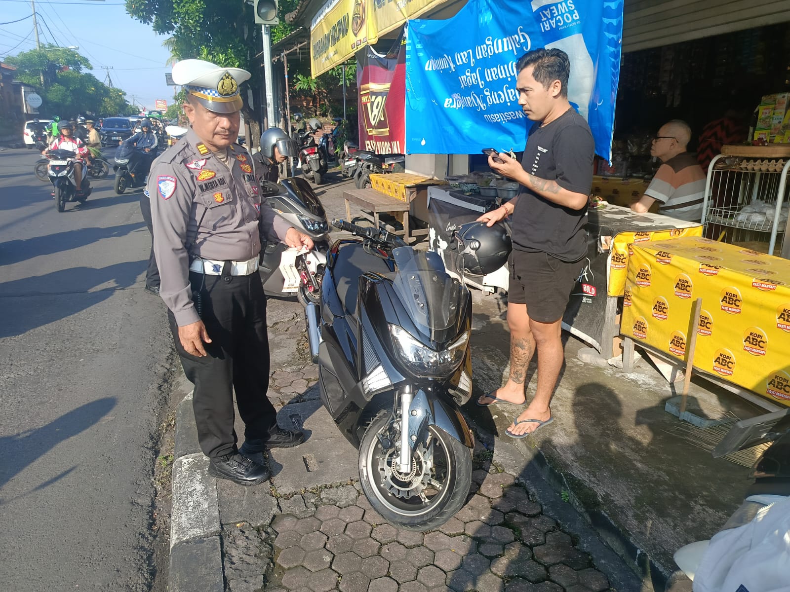 Hunting Pelanggaran Lalu Lintas di Waribang Polsek Dentim Tindak Tiga Pelanggar