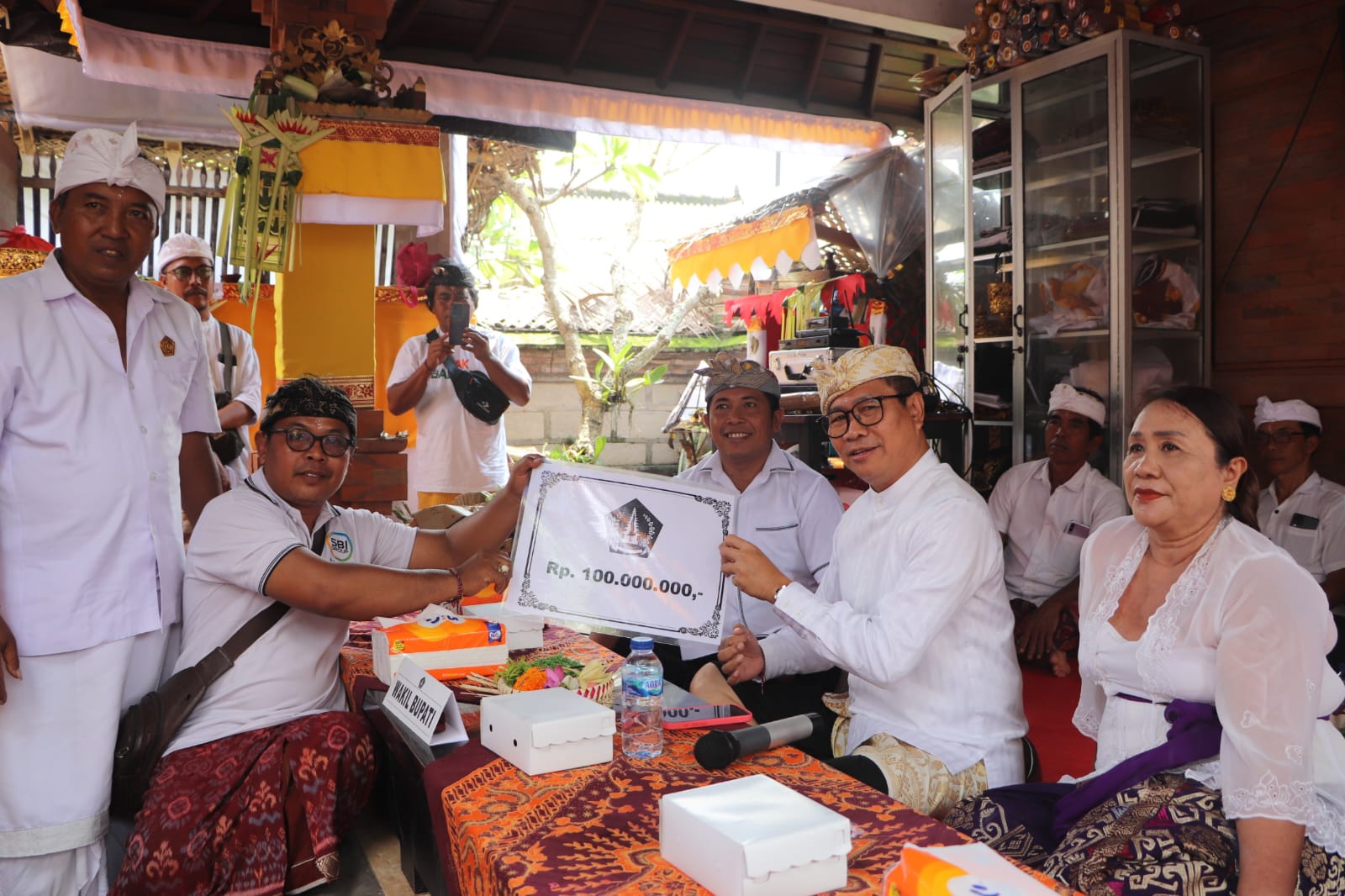 Wabup Suiasa Hadiri Karya Ngenteg Linggih Pura Taman Suci Darmasaba