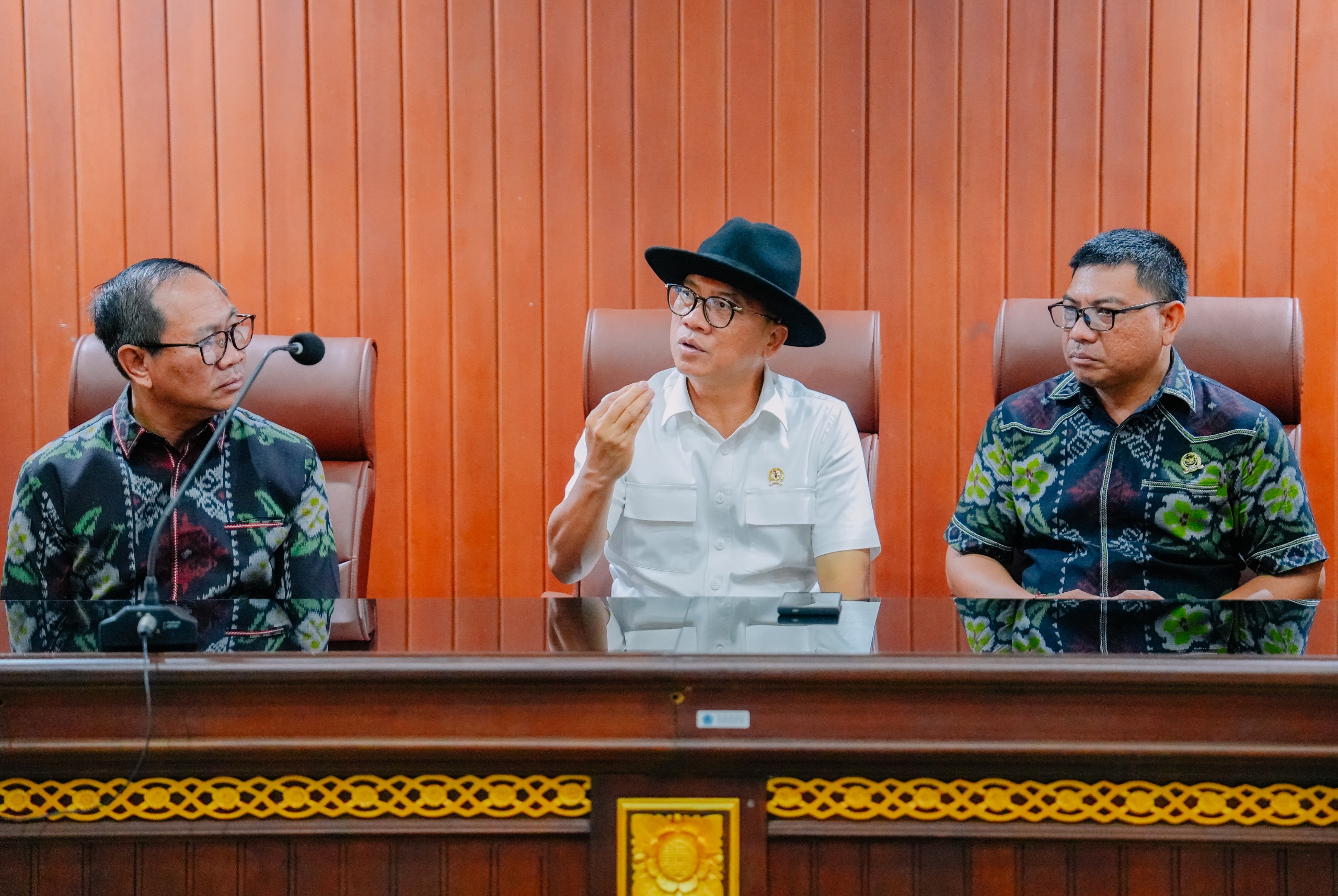 Wabup Ketut Suiasa menyambut Kunja Menteri Desa, Pembangunan Daerah Tertinggal dan Transmigrasi Republik Indonesia, H. Yandri Susanto di Desa Bongkasa Pertiwi, Kecamatan Abiansemal, Sabtu (11/1).