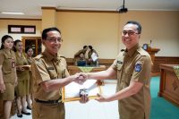 Pj. Sekda Surya Suamba menyerahkan penghargaan kepada PNS berprestasi Kabupaten Badung tahun 2024 di Ruang Rapat BKPSDM Puspem Badung, Senin (6/1).