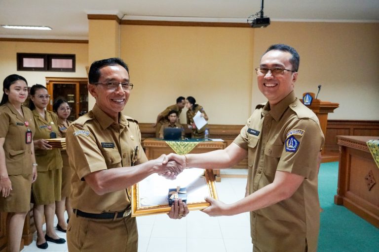 Pj. Sekda Serahkan Penghargaan Kepada PNS Berprestasi Tahun 2024