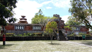 Keajaiban Tirta Padma Wangi di Pura Narmada, Daya Tarik Spiritual dan Khasiat Pengobatan