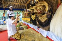 Bupati Giri Prasta menghadiri Karya Upacara Ngeratep, Melaspas dan Pasupati Tapakan Ida Bhatara di Pura Penataran Sari Desa Adat Petang, Minggu (5/1).