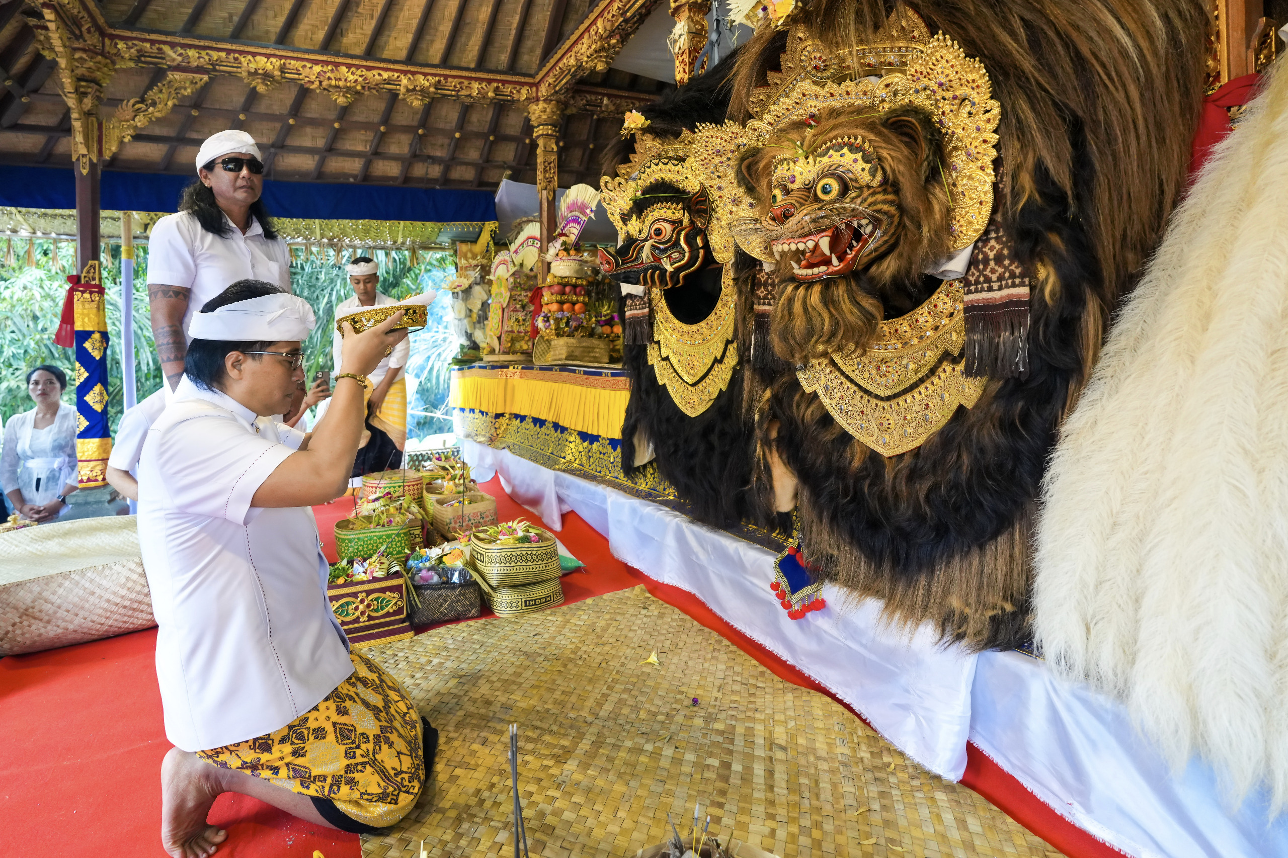 Bupati Giri Prasta menghadiri Karya Upacara Ngeratep, Melaspas dan Pasupati Tapakan Ida Bhatara di Pura Penataran Sari Desa Adat Petang, Minggu (5/1).