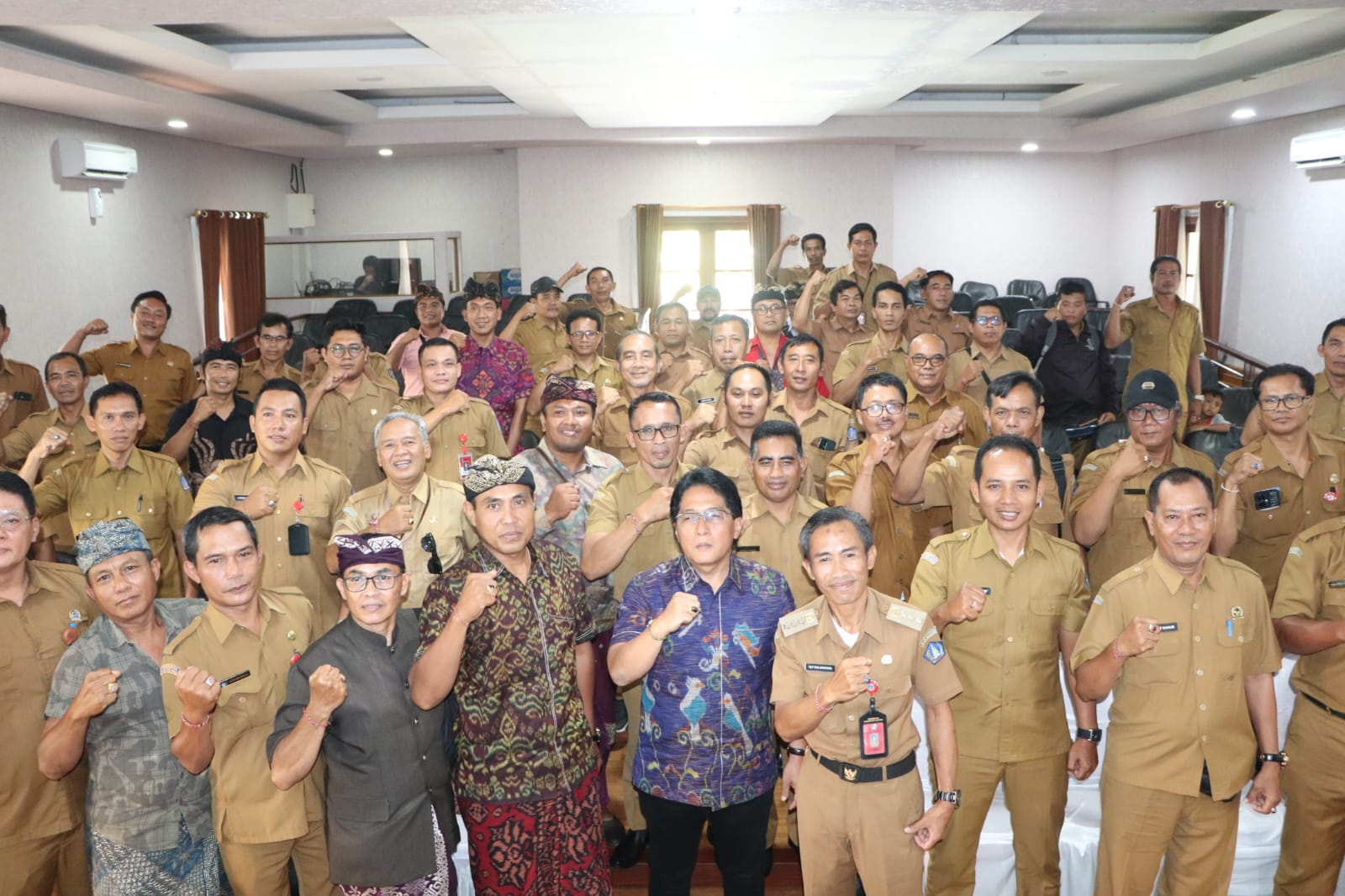 Bupati Nyoman Giri Prasta saat tatap muka dengan FK2D se-Kecamatan Abiansemal di Rumah Jabatan Bupati Puspem Badung, Senin (6/1)