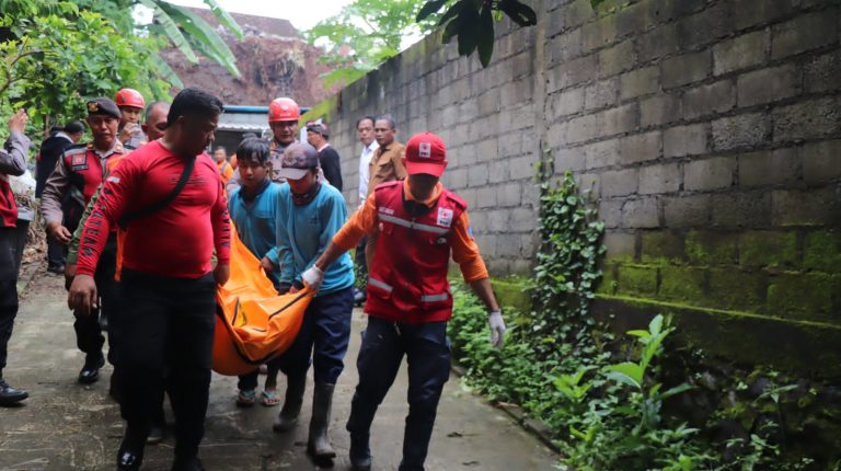 Tim Gabungan Evakuasi Korban Tanah Longsor Di Banjar Petangan Gede Desa Ubung Kaja Denpasar