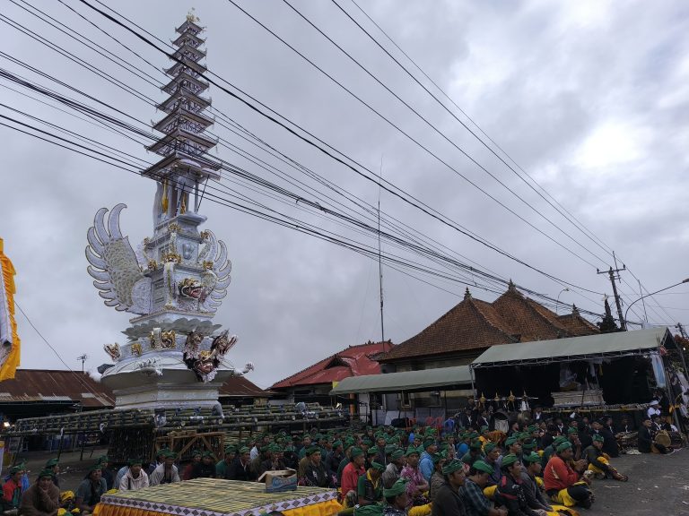 petulangan dan wadah selalu berdampingan dan ditemui ketika masyarakat hindu di bali melaksanakan pengabenan, apa fungsinya?