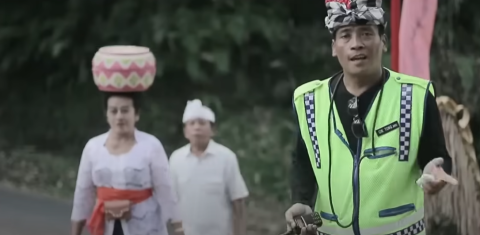 cik tong dalam video klip polisi adat bali