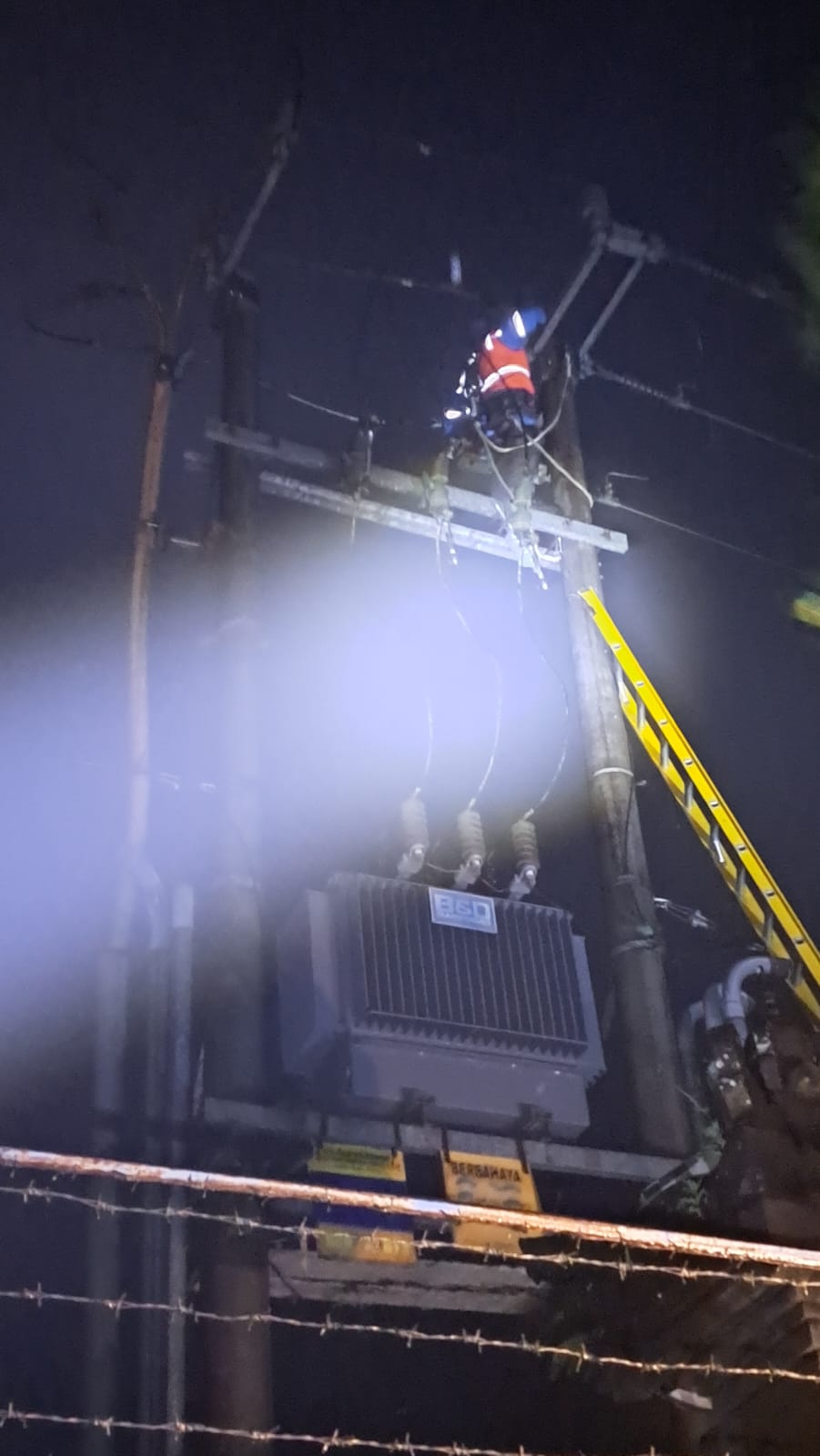 Gardu Listrik Tertimpa Pohon Tumbang