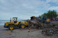 Sinergitas DLHK Dan DPUPR Badung Tangani Sampah Kiriman Di Pantai Kuta, Dampak Dari Angin Musim Barat.