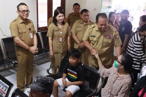 Walikota Denpasar, I Gusti Ngurah Jaya Negara dampingi Pj. Gubernur Bali, S.M Mahendra Jaya, meninjau pelayanan CKG di Puskesmas I Denpasar Utara (Denut), Senin (10/2).