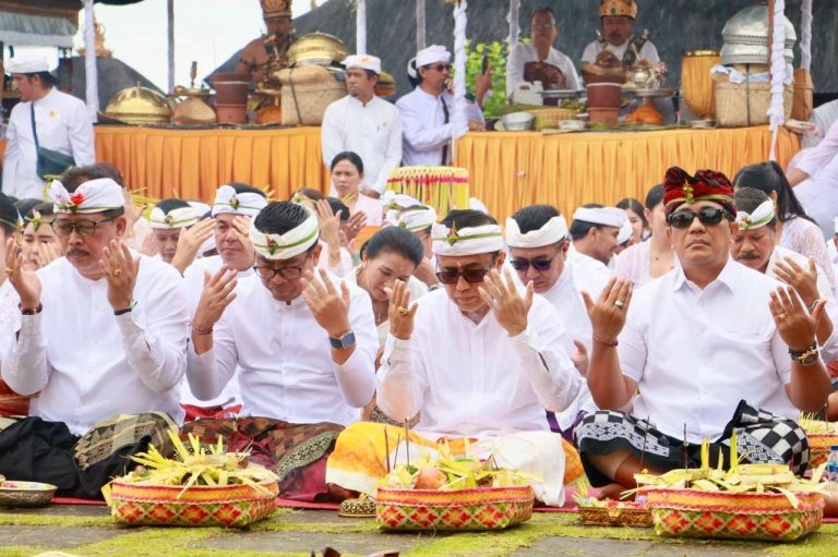 Walikota I Gusti Ngurah Jaya Negara dan Wakil Walikota Denpasar, I Kadek Agus Arya Wibawa, mengikuti Upacara Mejaya Jaya di Pura Agung Besakih, pada Rabu (12/2) .