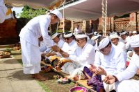 Persembahyangan bersama Rahina Suci Saraswati oleh Walikota Denpasar, I Gusti Ngurah Jaya Negara, bersama Ketua DPRD Denpasar I Gusti Ngurah Gede, Sekda Kota Denpasar Ida Bagus Alit Wiradana, unsur Forkopimda Denpasar, Ketua TP PKK Denpasar Ny. Sagung Antari Jaya Negara, serta para siswa sekolah, Sabtu (8/2)di Pura Agung Jagatnatha.