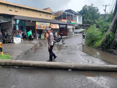 Tiang Listrik Beton Patah di Jalan Goa Gong, Arus Lalu Lintas Sempat Terganggu