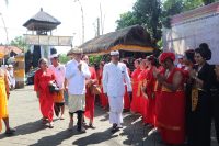 Wabup Suiasa saat menghadiri Karya Agung Mamungkah, Padudusan Agung, Menawa Ratna, Tawur Balik Sumpah Utama di Pura Dalem Desa Adat Lambing, Desa Sibangkaja Abiansemal, Selasa (4/2).