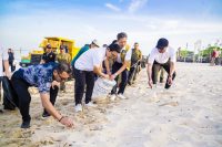 Bupati Wayan Adi Arnawa ikut dalam gelar pasukan aksi bersih-bersih pantai di kawasan Pantai Kedonganan, serangkaian HUT Satpol PP dan Satlinmas Tingkat Provinsi Bali dan Kabupaten Badung, Sabtu (8/3).