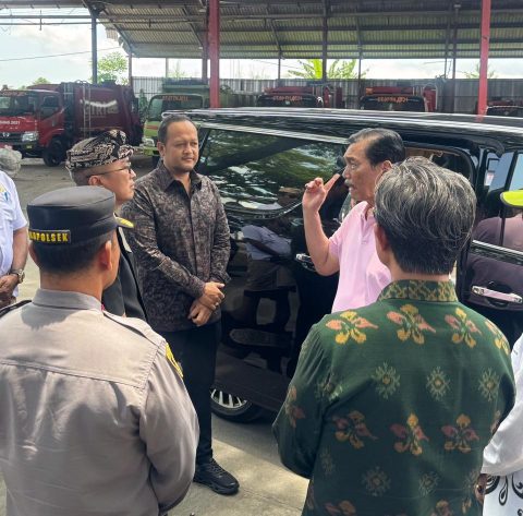 Wabup Bagus Alit Sucipta saat mendampingi Ketua Dewan Ekonomi Nasional, Luhut Binsar Pandjaitan, mengunjungi TPST Mengwitani, Selasa (4/3)