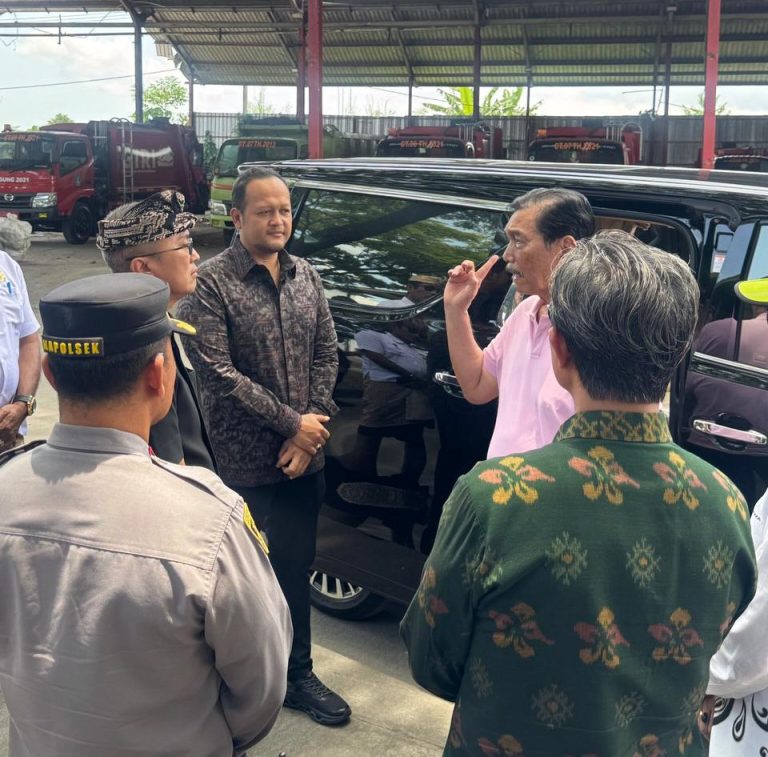 Wabup Bagus Alit Sucipta saat mendampingi Ketua Dewan Ekonomi Nasional, Luhut Binsar Pandjaitan, mengunjungi TPST Mengwitani, Selasa (4/3)
