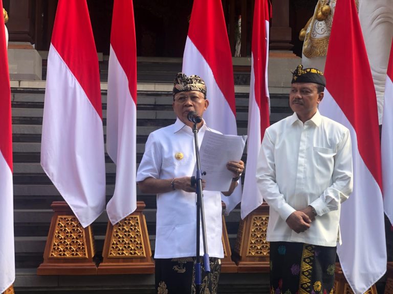 Wayan Koster saat membacakan surat edaran mengenai kewajiban mengumandangkan Lagu Indonesia Raya setiap pukul 10.00 WITA, di Jaya Sabha, Denpasar, Selasa (4/3/2025).
