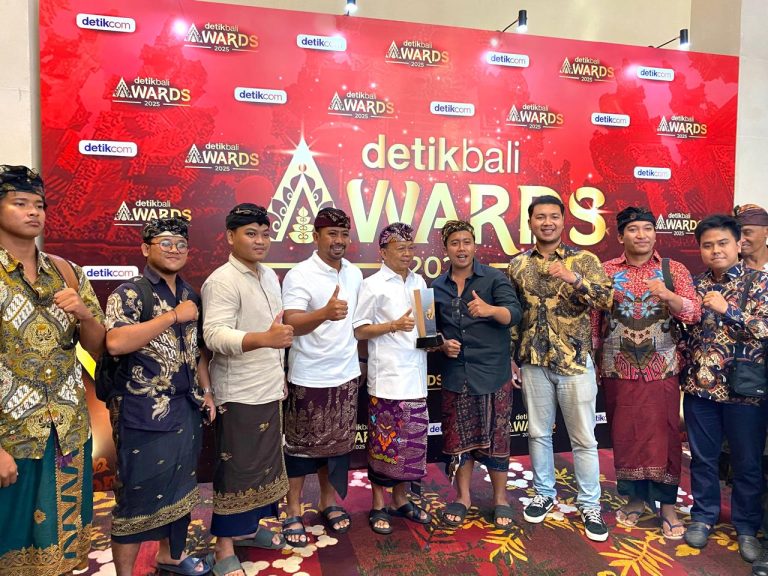 Gubernur Koster Raih Penghargaan Tokoh Pelindung Budaya Bali