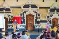 Bupati Adi Arnawa saat meresmikan Koperasi Simpan Pinjam Praja Dana Jati, Banjar Kaja Jati, Desa Kutuh, Kecamatan Kuta Selatan, yang ditandai dengan pemukulan gong serta membuka tirai, Minggu (9/3).